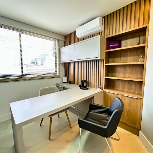 Sala de conversa e planejamento, com mesa e cadeiras